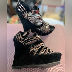 Shoe Dazzle Danna Black and Gold Wedge size 9.5